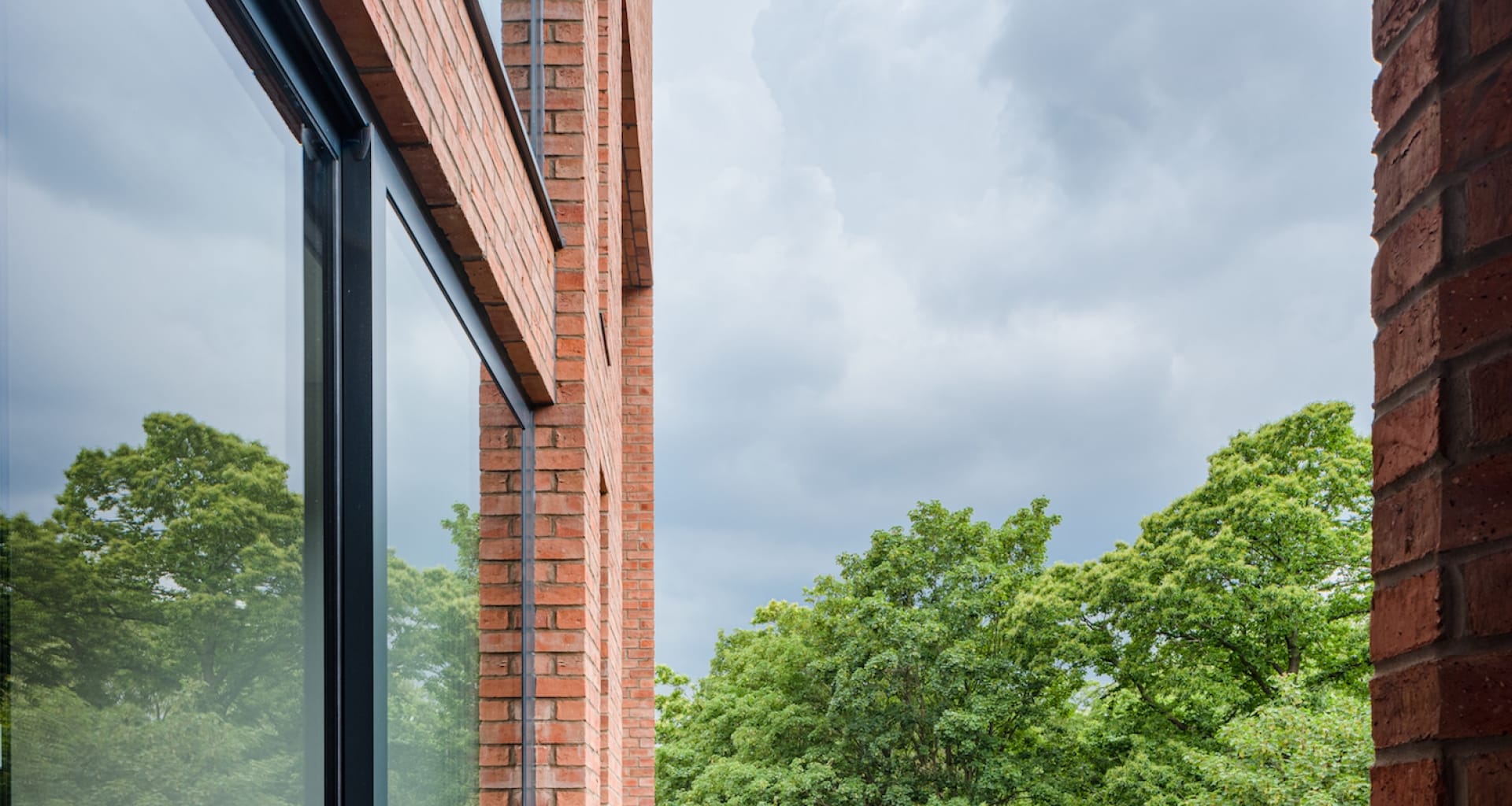 AluK frames reflect clean lines and sharp angles of design