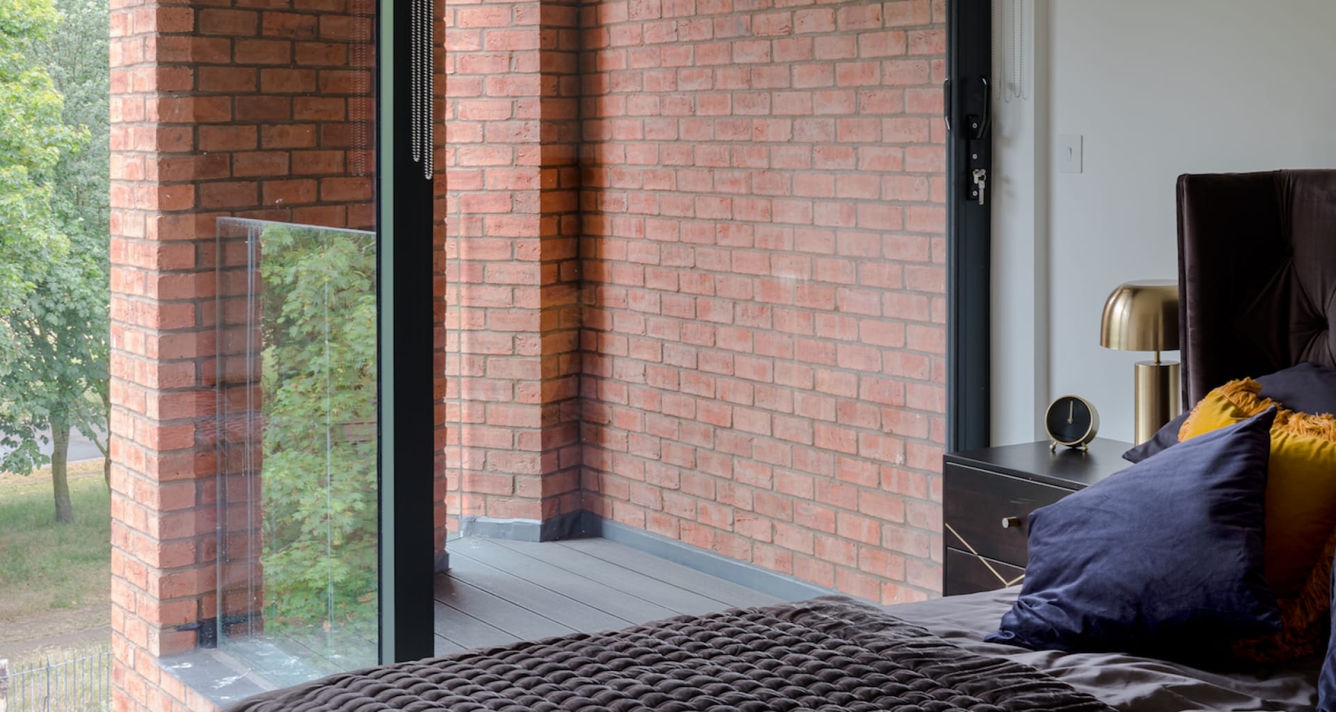 AluK frames reflect clean lines and sharp angles of design